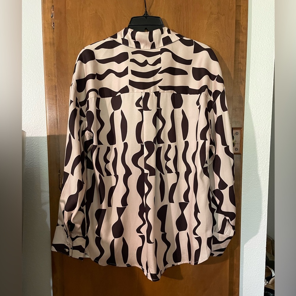 Abstract Patterned Women's Top - Picture 8 of 9